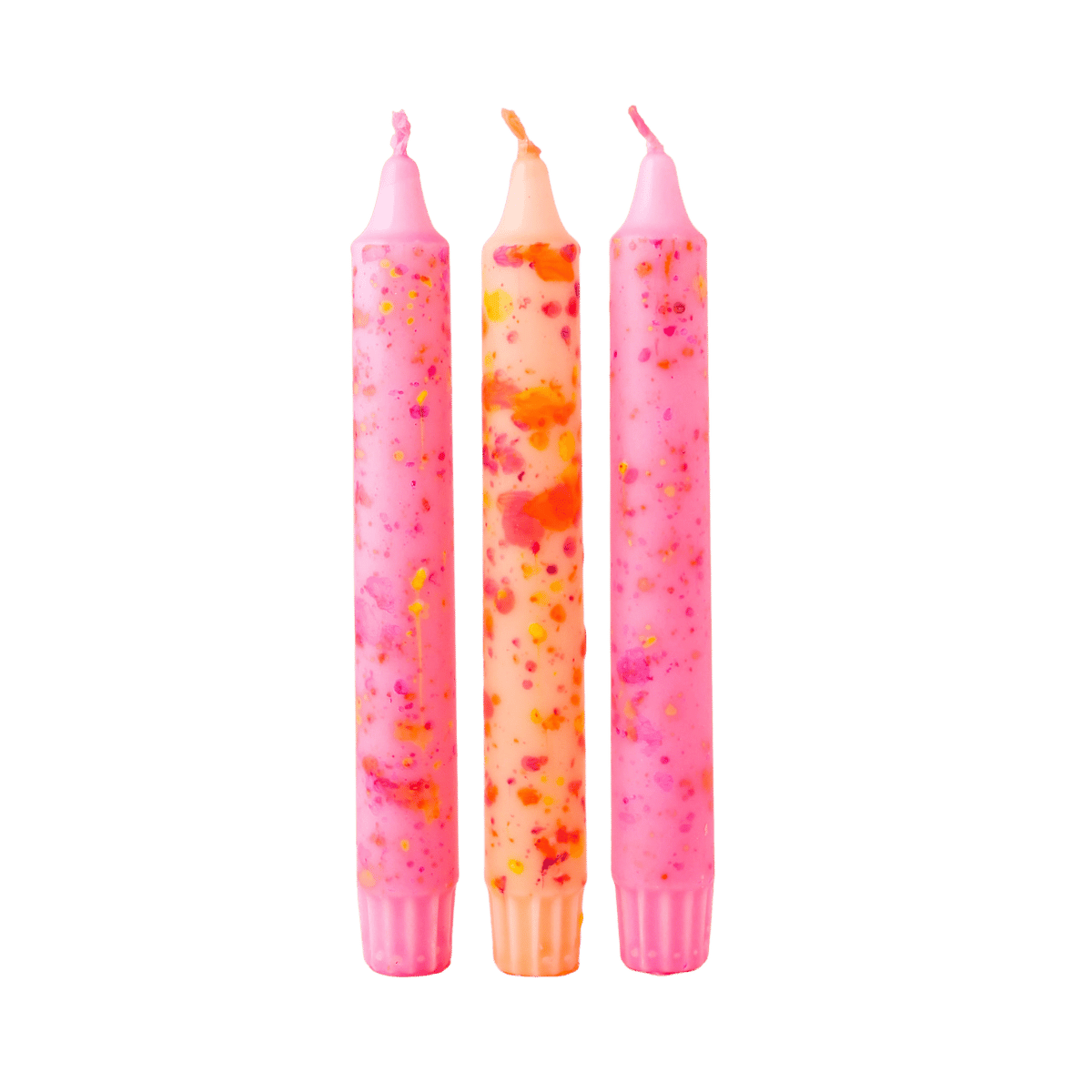 Deze set van drie dinerkaarsen is uitgevoerd in zachte roze- en oranjetinten, afgewerkt met een speels confettipatroon dat iedere kaars uniek maakt.