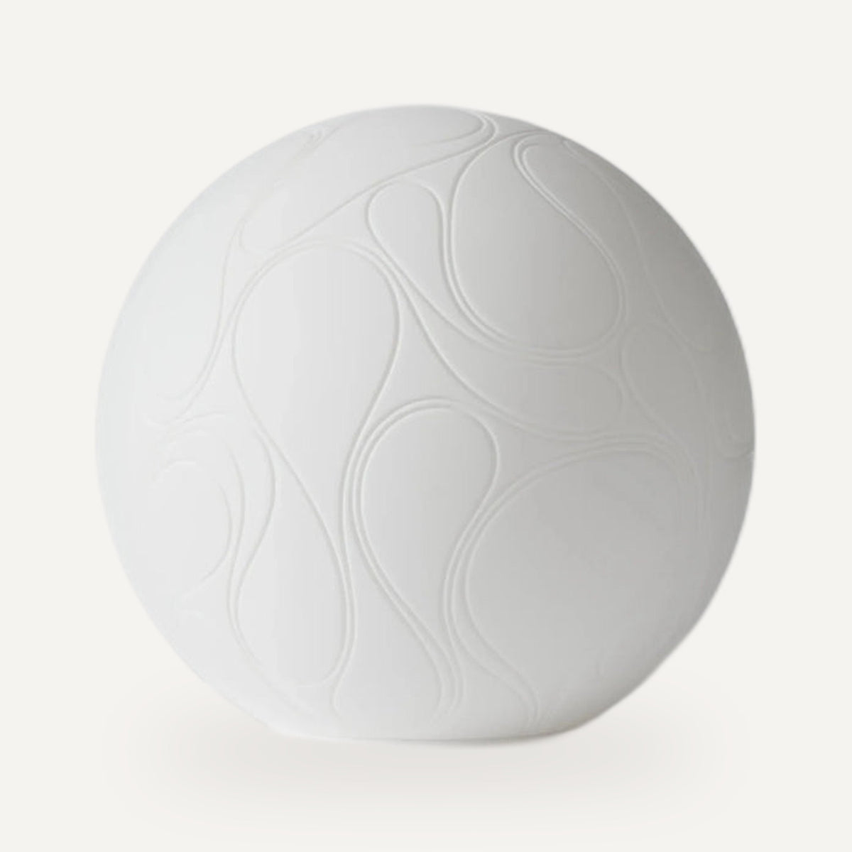 Bolvormige tafellamp in mat wit met vloeiende lijnen als stroomdraden.