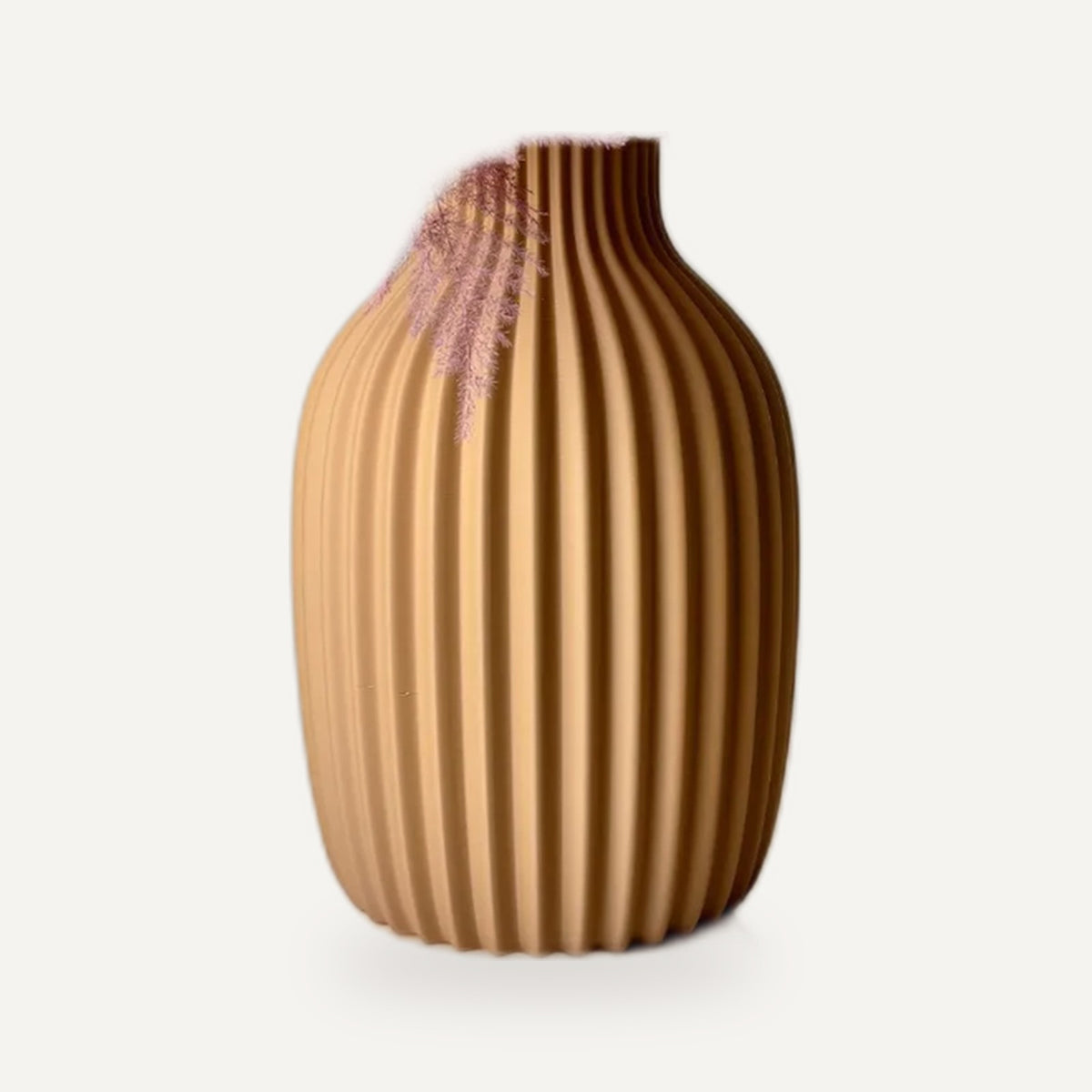 Vaas in amber met verticale rimpelribbels en een smalle hals.