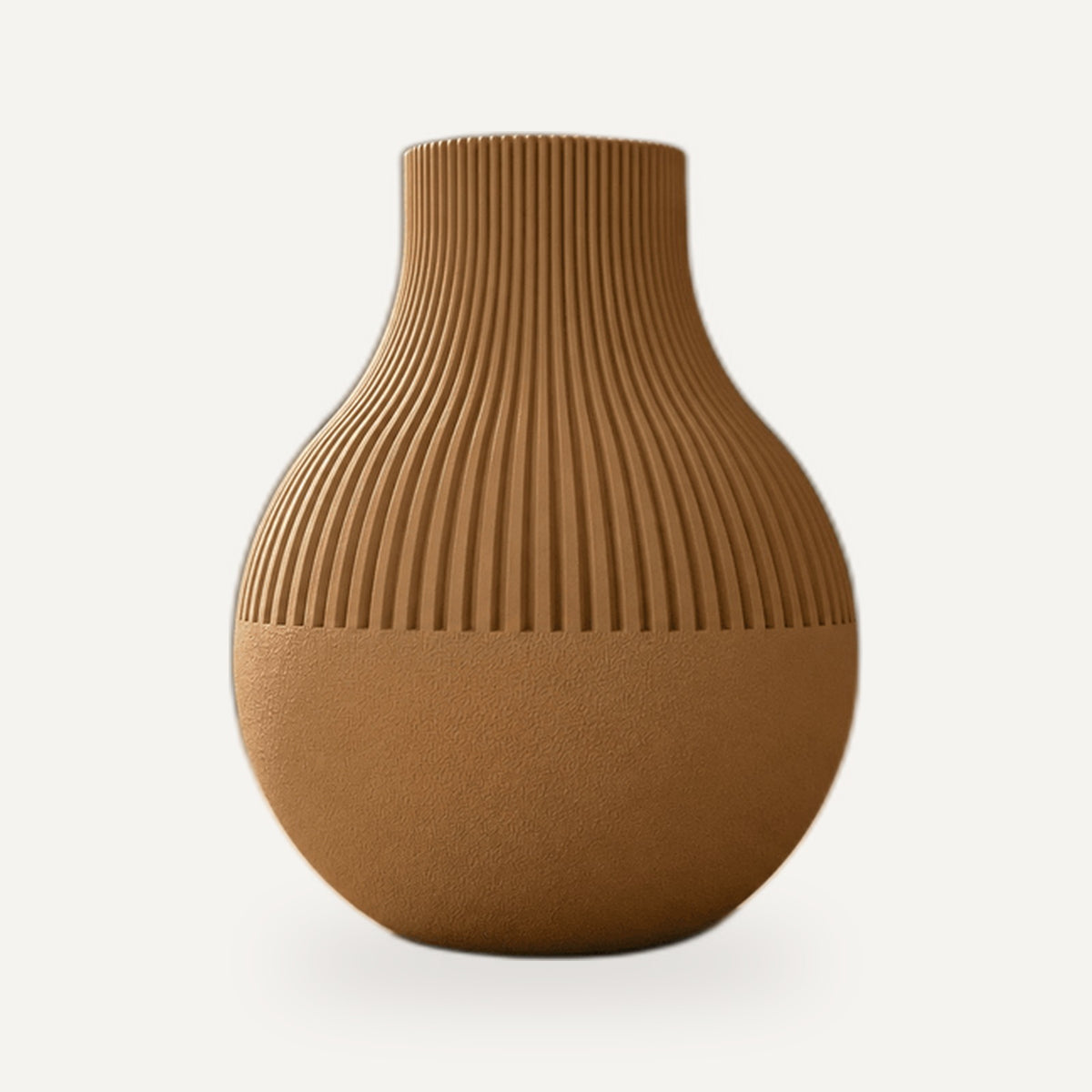 Vaas met geribbelde hals en gladde bolle onderkant in warm beige.
