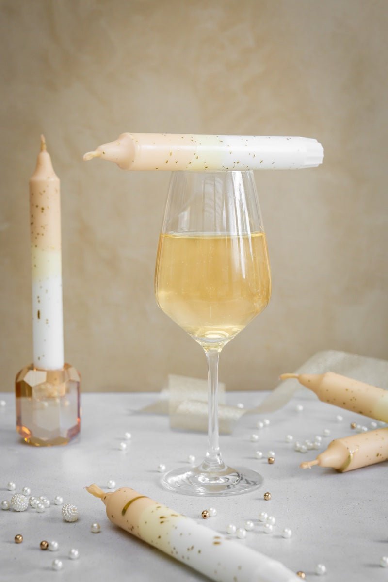 Het facetgeslepen glas vangt het licht op een subtiele manier en zorgt voor een elegante schittering op tafel.