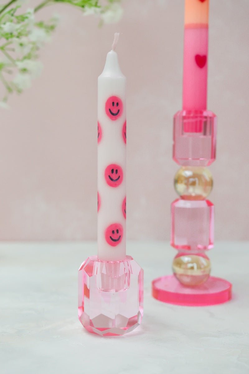 Deze elegante glazen kandelaar is vervaardigd uit prachtig geslepen glas, waardoor het licht op een schitterende manier wordt weerkaatst.