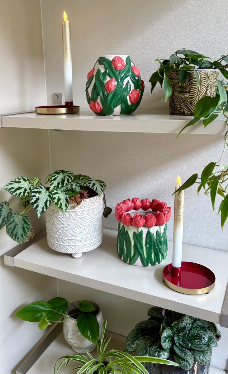 De diepe rode kleur in combinatie met de elegante gouden rand geeft deze kandelaar een luxe en eigentijdse uitstraling.