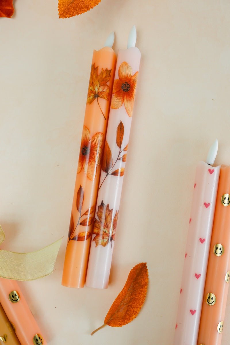 Deze set bestaat uit twee slanke led kaarsen in zachte tinten, afgewerkt met botanische details van bloemen en bladeren