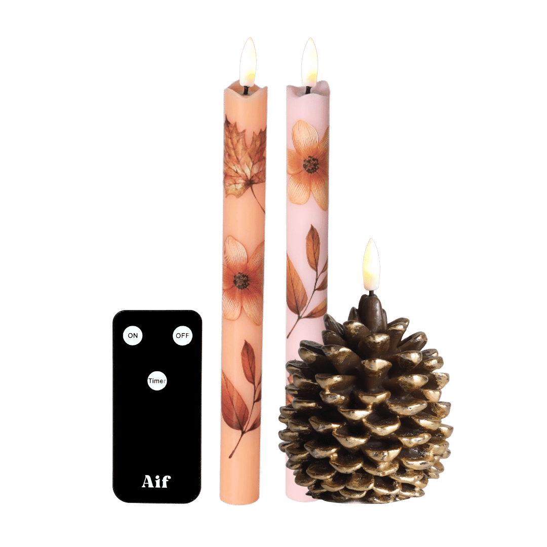 De set bestaat uit twee led dinerkaarsen met een sfeervol Wild Flower design en een bijpassende led dennenappel.