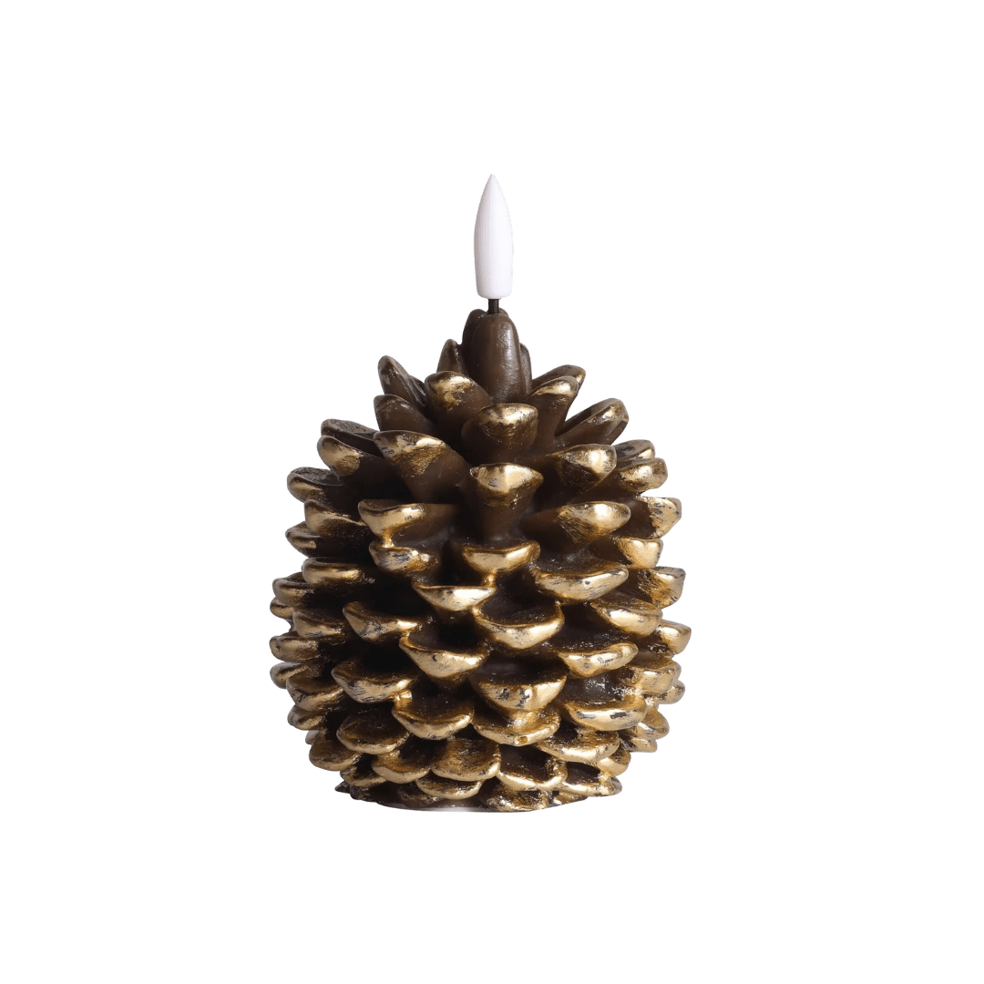 De natuurlijke dennenappelvorm, warme bruine kleur en subtiele gouden accenten geven deze decoratieve ledkaars een sfeervolle en luxe uitstraling.
