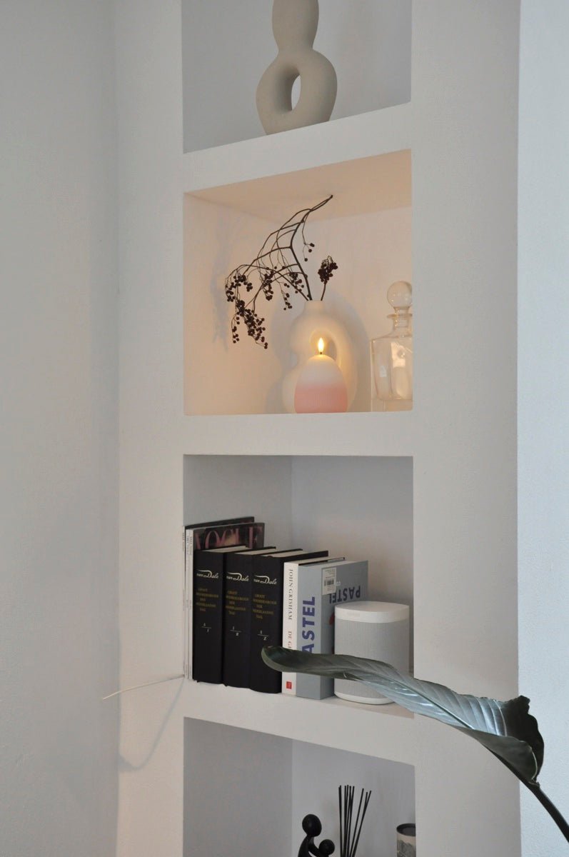 De elegante eivorm en het subtiele kleurverloop van zacht wit naar lichtroze maken deze ledkaars een sfeervolle blikvanger in ieder interieur.