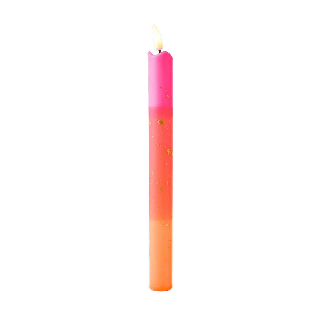 Deze stijlvolle dinerkaars combineert een speels kleurverloop van roze naar warm oranje met verfijnde gouden spetters voor een feestelijke uitstraling