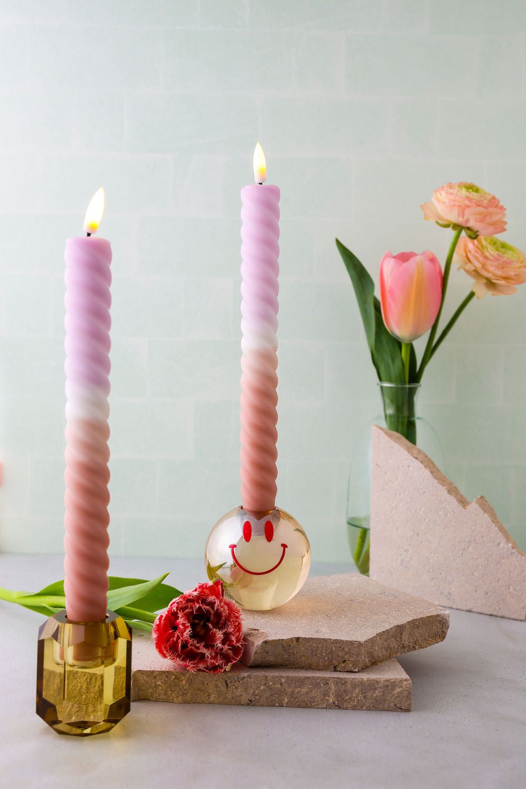 Deze stijlvolle handgemaakter swirl dinerkaars combineert zachte tinten lila, crème en zand in een subtiel kleurverloop.