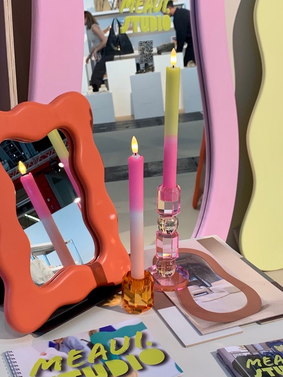 Het opvallende kleurverloop van felgeel naar neonroze maakt deze ledkaars een echte blikvanger.