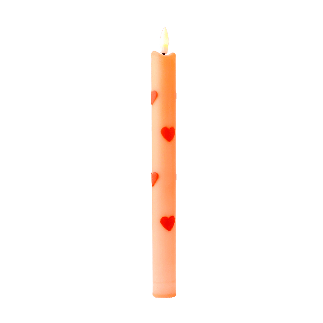 De zachte oranje wax vormt een stijlvol contrast met de opvallende rode hartjes, waardoor deze dinerkaars direct de aandacht trekt.