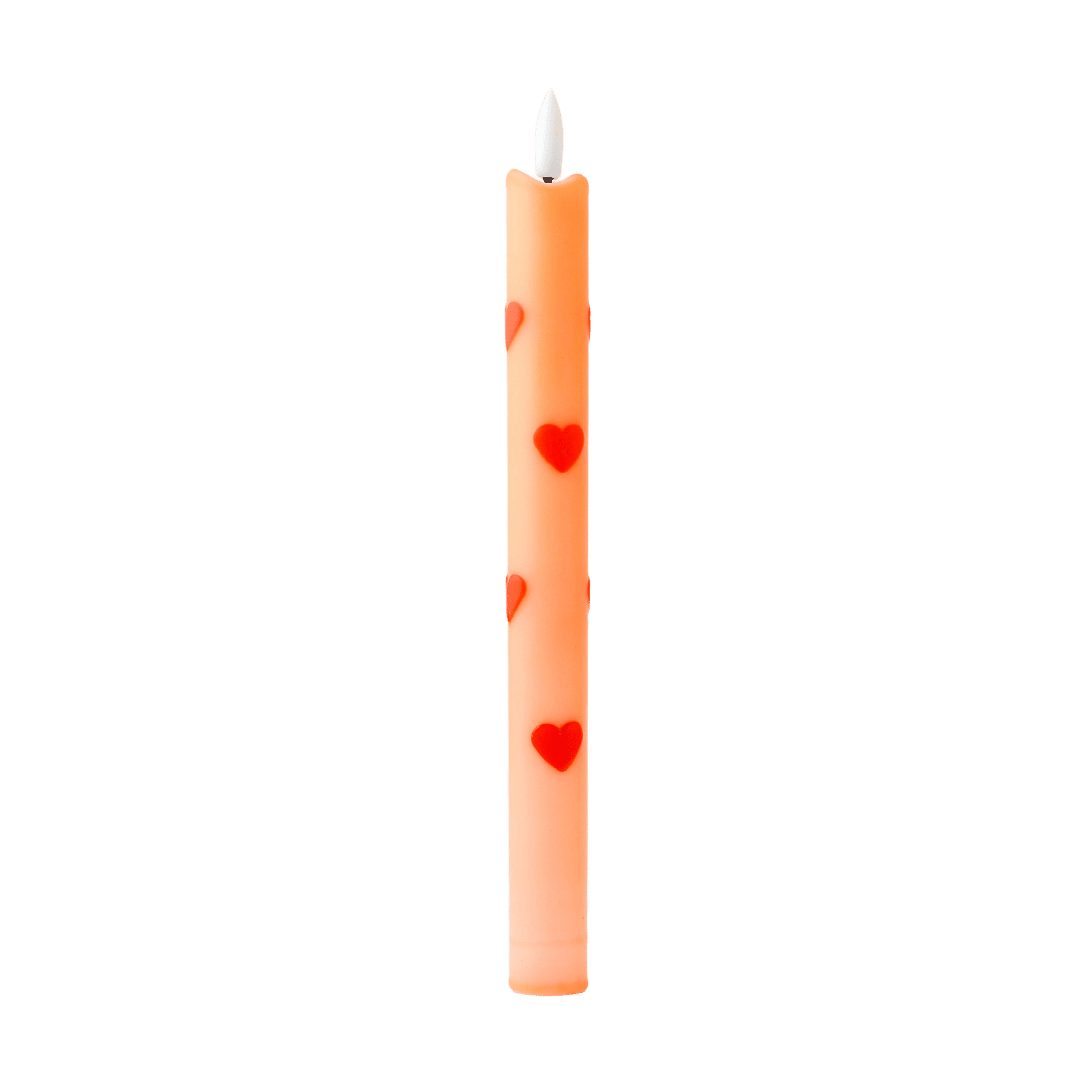 De zachte oranje wax vormt een stijlvol contrast met de opvallende rode hartjes, waardoor deze dinerkaars direct de aandacht trekt.