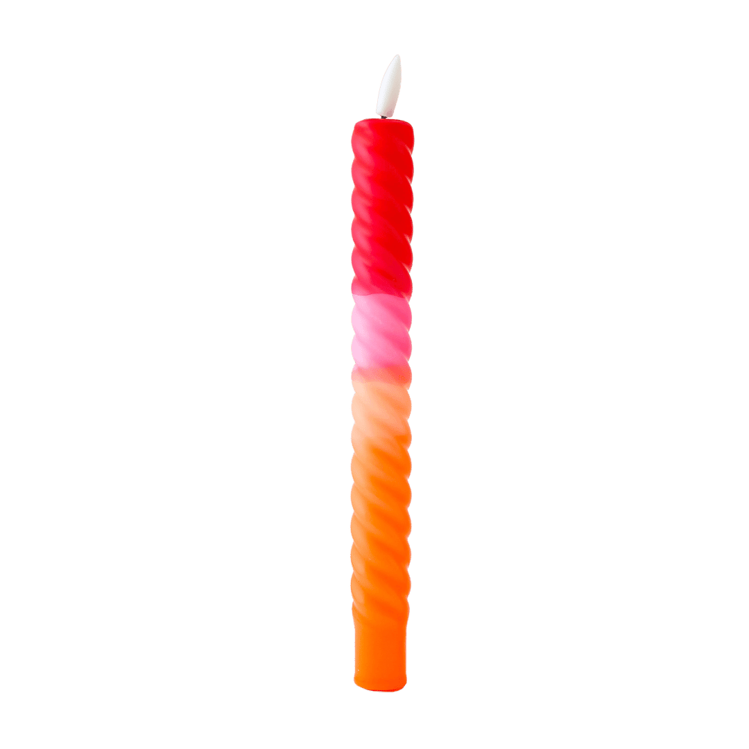 De opvallende kleurverloop van dieprood via zachtroze naar warm oranje geeft deze stijlvolle swirlkaars een speelse en realistische uitstraling.