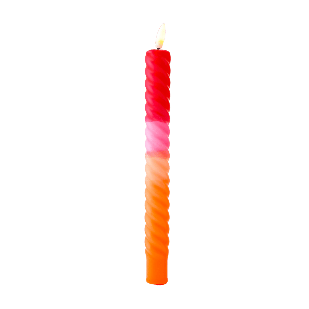 De opvallende kleurverloop van dieprood via zachtroze naar warm oranje geeft deze stijlvolle swirlkaars een speelse en realistische uitstraling.
