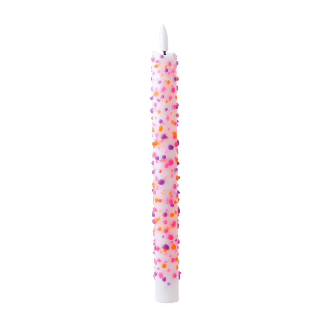De speelse reliëfafwerking met kleurrijke stippen in roze, paars en oranje maakt deze ledkaars een echte blikvanger.