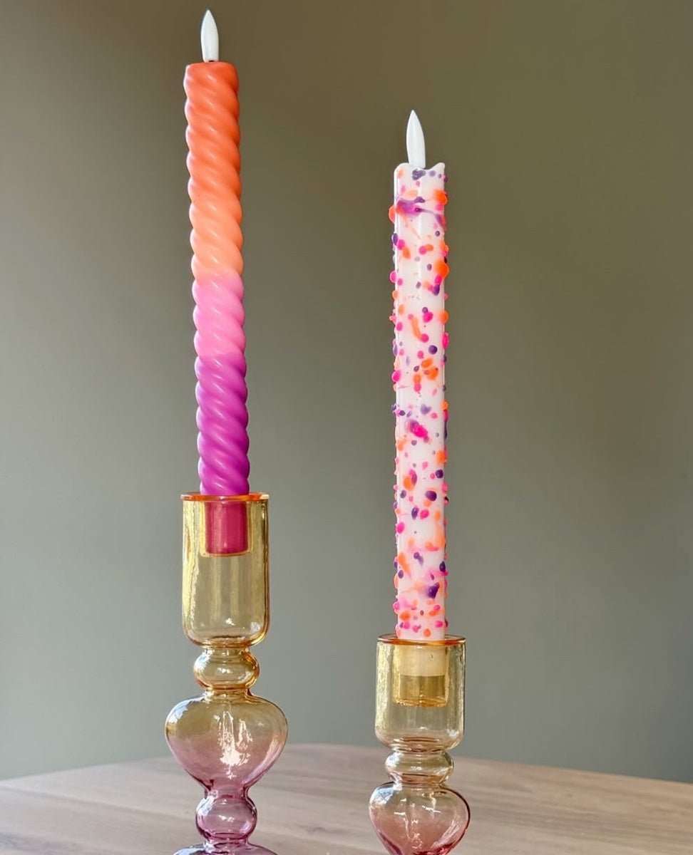 De speelse reliëfafwerking met kleurrijke stippen in roze, paars en oranje maakt deze ledkaars een echte blikvanger.