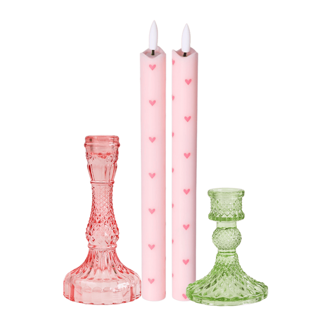 Deze complete set bestaat uit twee ledkaarsen met subtiele roze hartjes en twee stijlvolle glazen kandelaren in verschillende kleuren