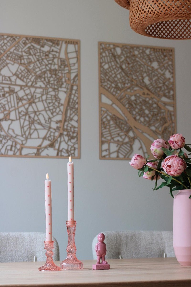 De roze kaarsen zijn vervaardigd uit echte wax en voorzien van een uitneembaar ledlichtje