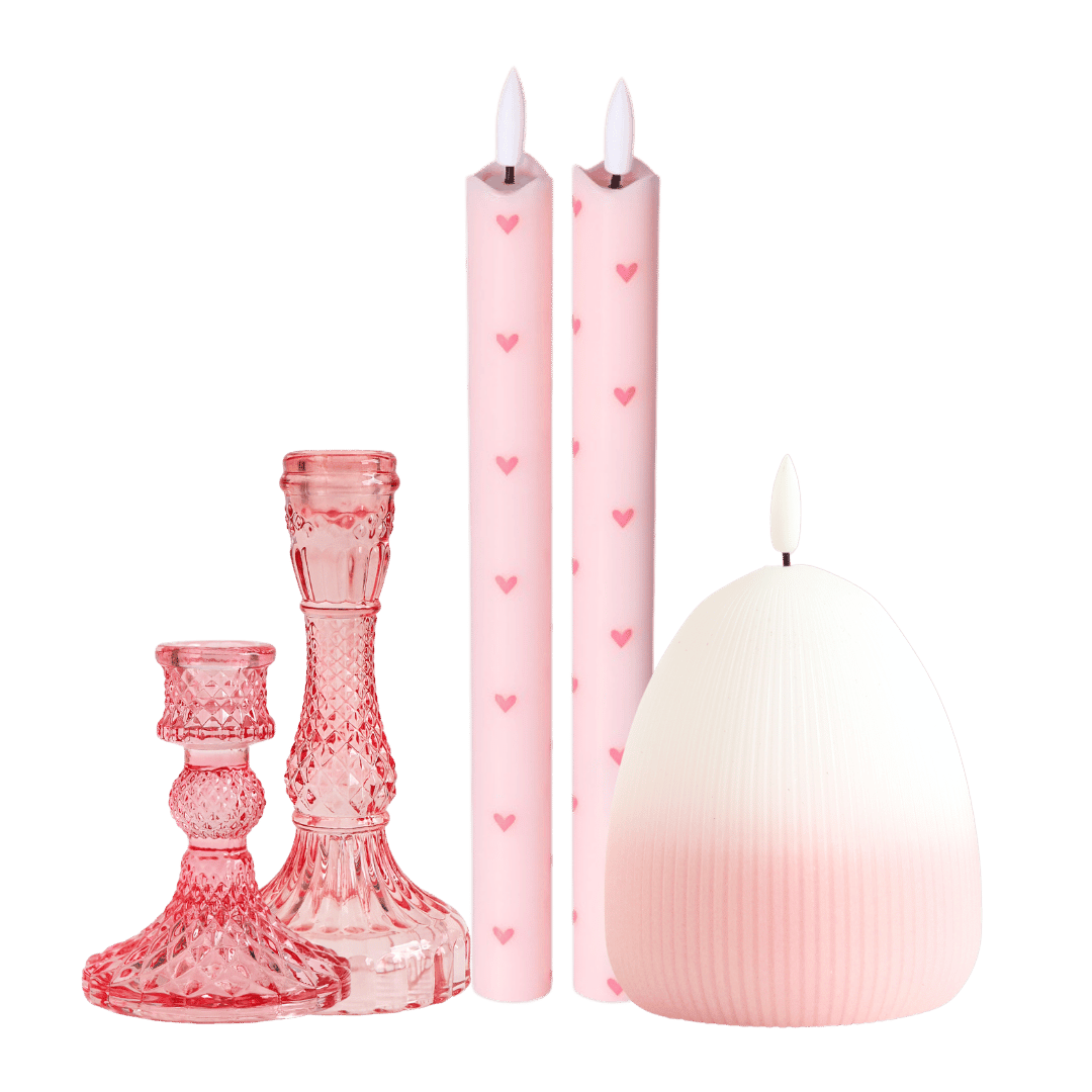 Twee elegante ledkaarsen met subtiele roze hartjes, een stijlvolle ledkaars Eggy en twee roze glazen kandelaren.