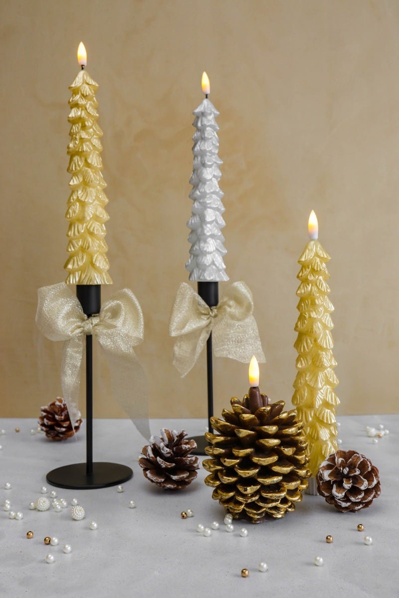 Deze set van twee kerstboomvormige ledkaarsen combineert een elegante zilveren metallic afwerking met de warme uitstraling van echte wax.