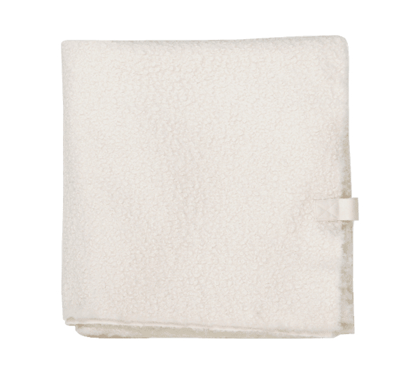 Opgevouwen plaid van ecru bouclé met korrelige, teddyachtige structuur.