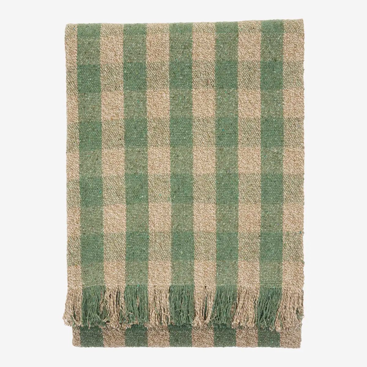 Het tijdloze streeppatroon in groen en beige geeft de plaid een rustige basis, terwijl de subtiele geweven structuur en decoratieve franjes zorgen voor een ambachtelijke uitstraling.