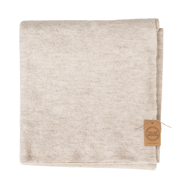 Opgevouwen plaid van lichtbeige gekookte wol met een fijne, natuurlijke structuur.