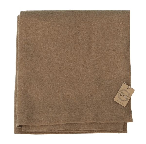 Opgevouwen plaid van camelkleurige gekookte wol met een gemêleerde, iets olijfachtige tint.