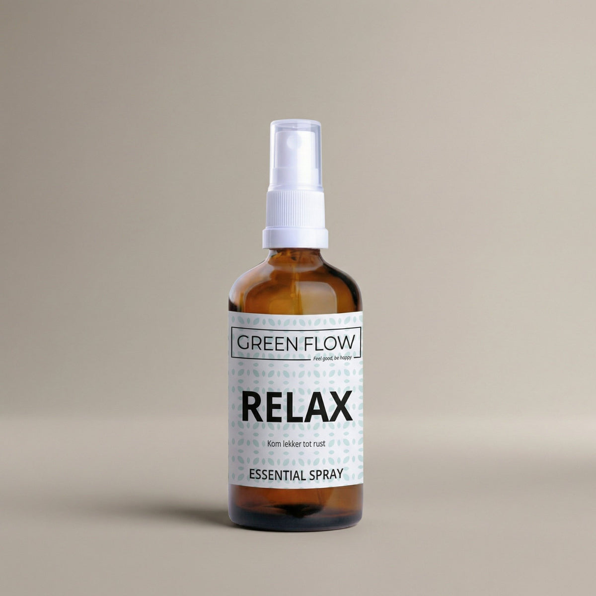 Bruin glazen verstuiver van 100 ml met witte sproeikop tegen een warme taupe achtergrond.