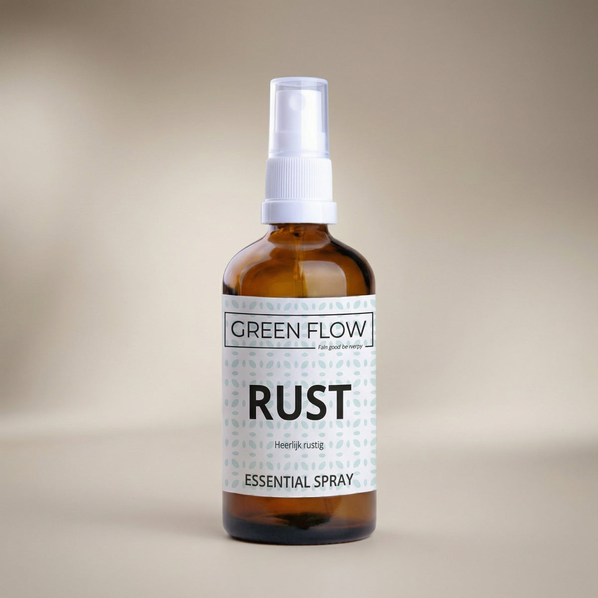 Bruin glazen verstuiver van 100 ml met witte sproeikop tegen een zachte beige achtergrond.