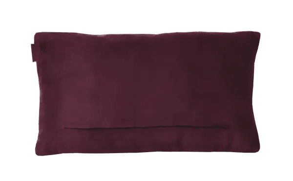 Achterzijde van het langwerpige aubergine bouclékussen met horizontale sluiting.