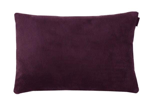 Langwerpig sierkussen van aubergine corduroy met verticale ribbels.