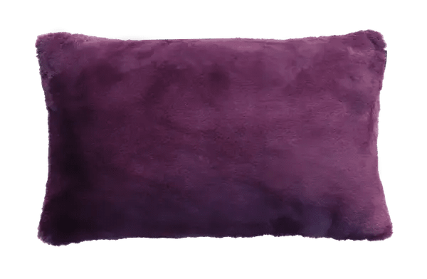 Langwerpig sierkussen van aubergine kunstbont met lange, zachte haren, recht van voren.