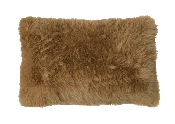 Langwerpig sierkussen van camelkleurig kunstbont met lange, wollige haren.