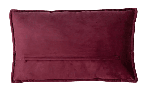 Achterzijde van het bordeaux velourskussen met horizontale sluiting.