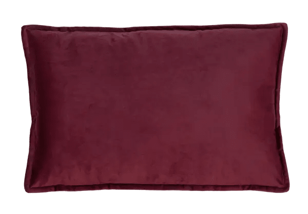 Langwerpig sierkussen van bordeaux velours met zachte glans en platte rand.