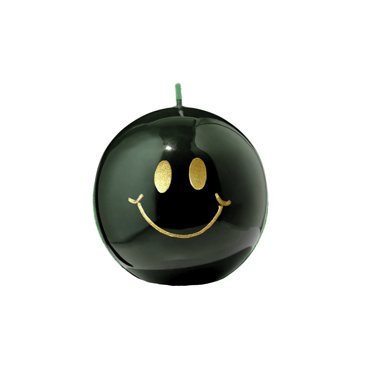 Een handgemaakte groene bolkaars rond met een gouden smiley gezicht erop.