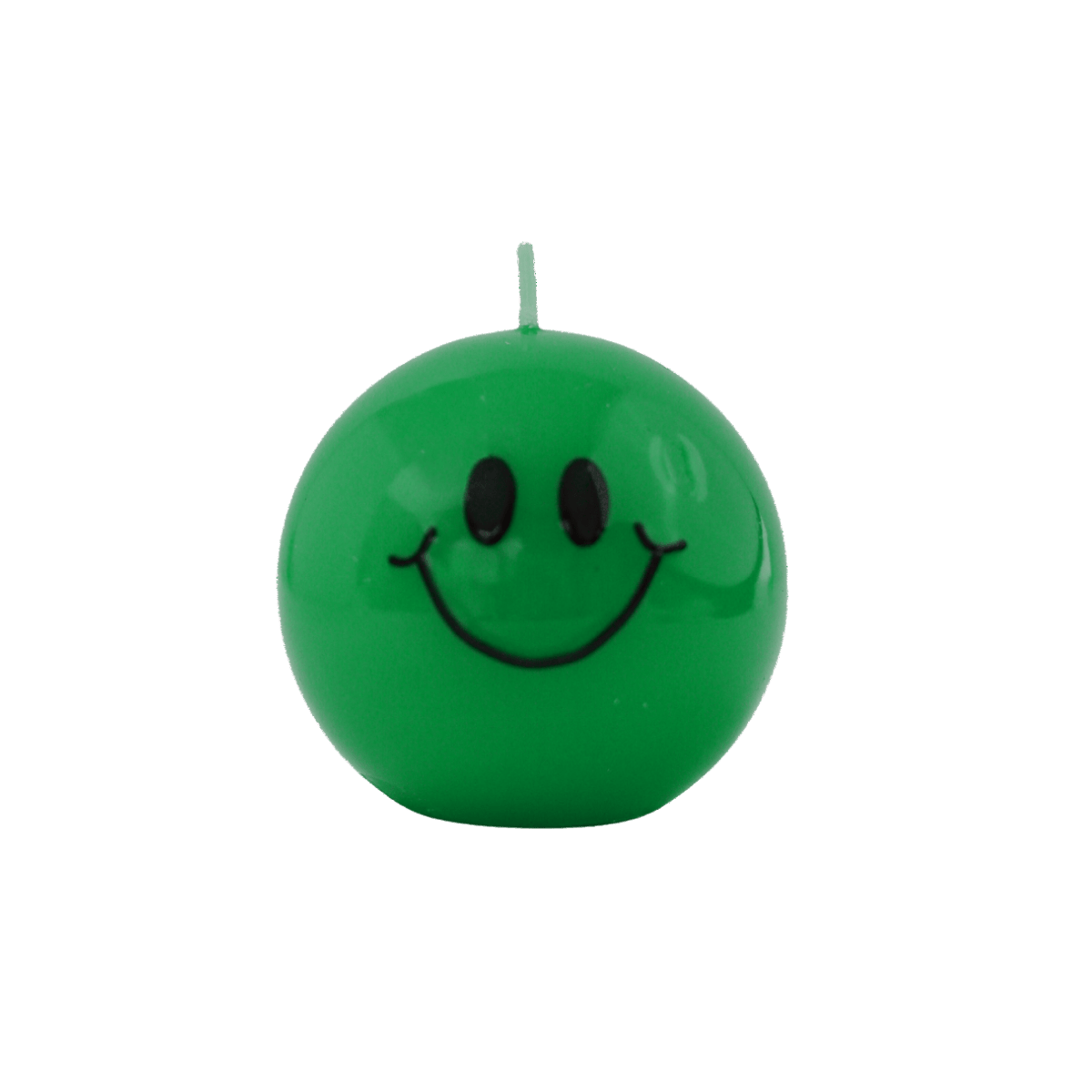 Een handgemaakte groene bolkaars rond met een zwart smiley gezicht erop.
