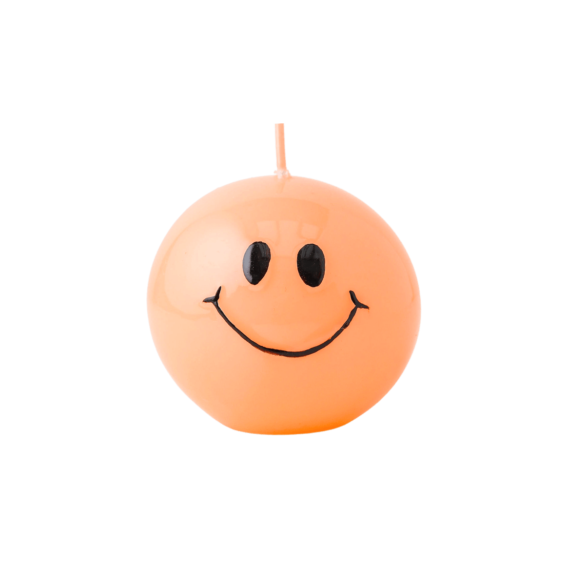 Een handgemaakte oranje bolkaars rond met een zwart smiley gezicht erop.