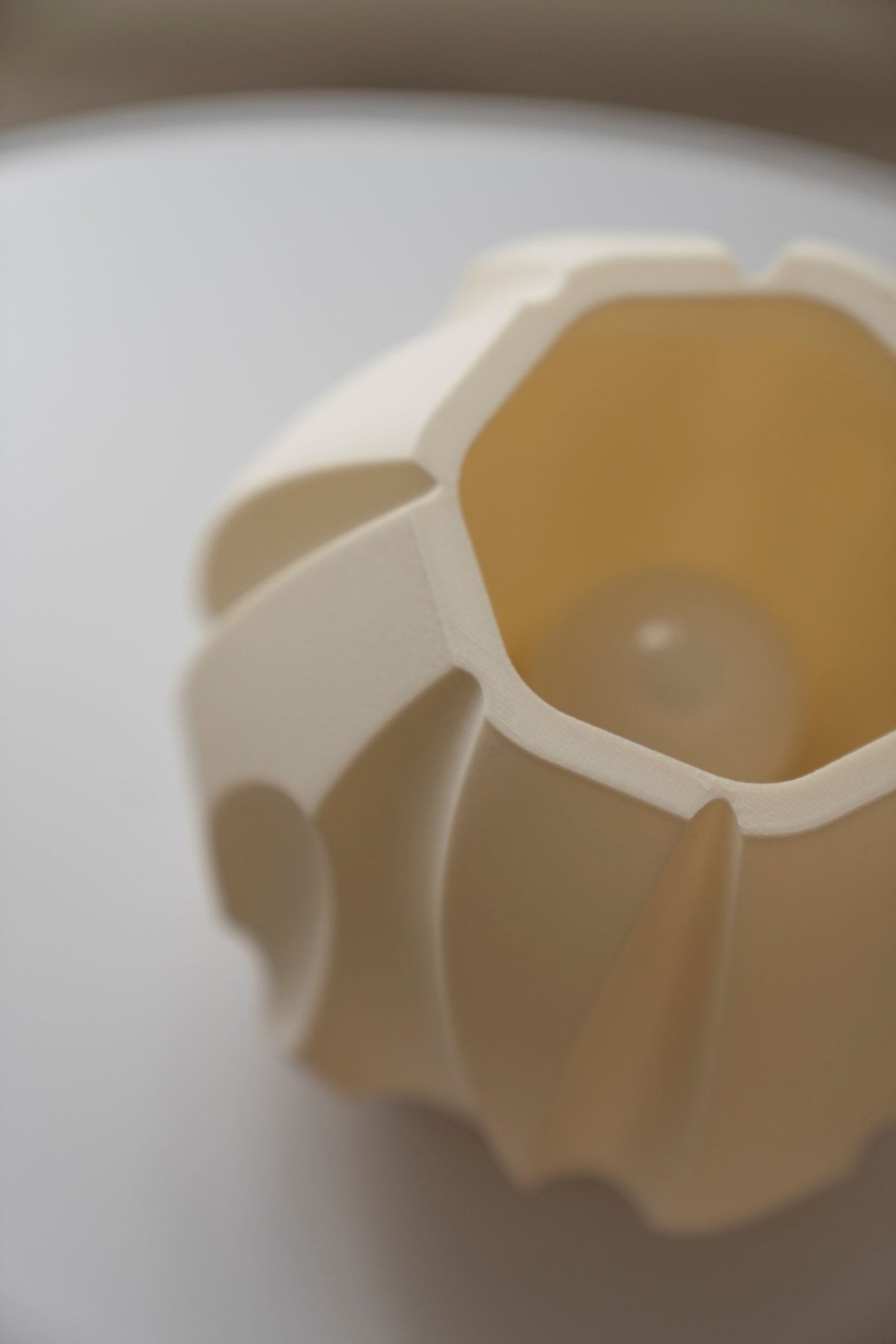 Bovenaanzicht van de gebroken witte compacte lampenkap met de opening en de ledlamp.