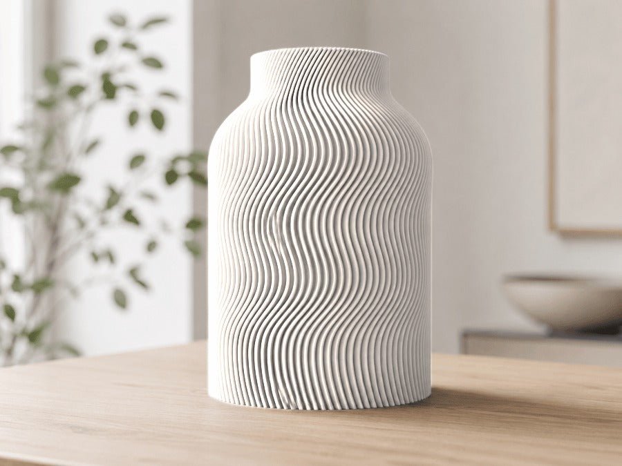 Vaas met golvende ribbels in crème op een houten tafel.