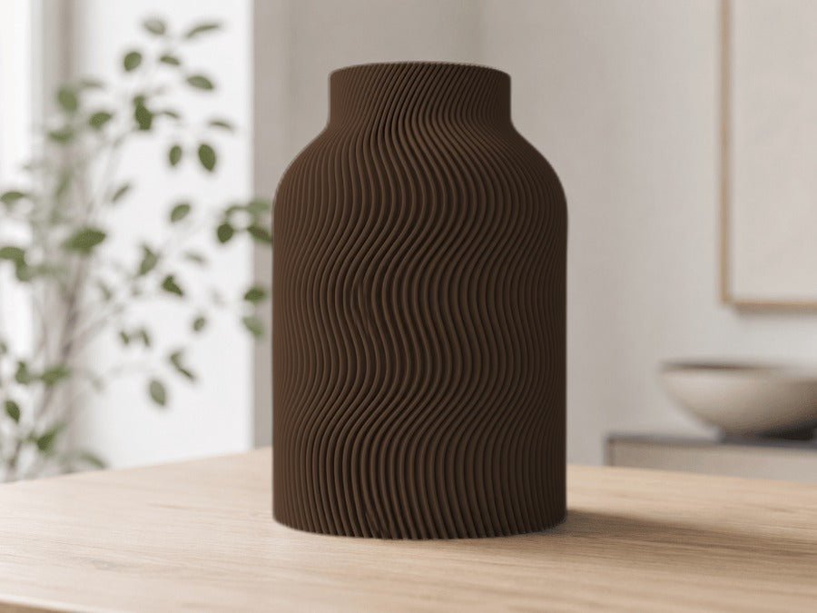 Vaas met golvende ribbels in donkerbruin op een houten tafel.