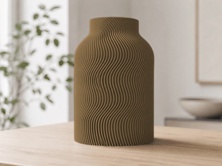 Vaas met golvende ribbels in goud op een houten tafel.