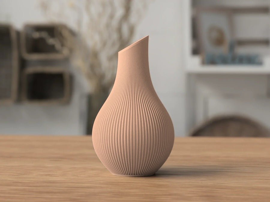Vaas met schuin afgesneden rand en fijne ribbels in zandbeige.