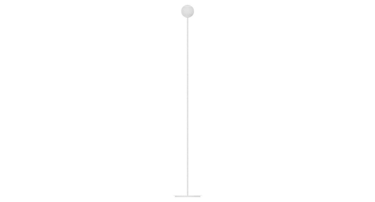 Witte vloerlamp met een bol op een dunne stang.