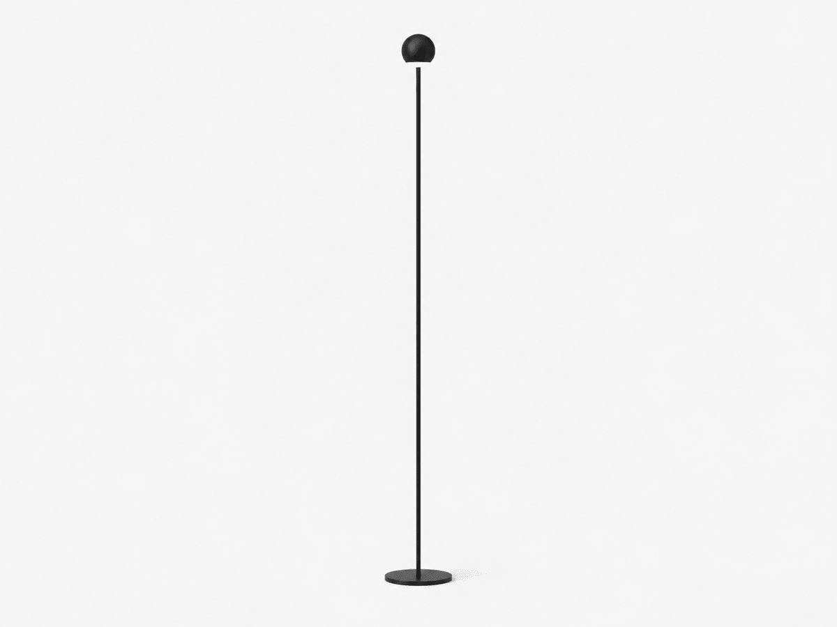 Zwarte vloerlamp met een bol op een dunne stang.