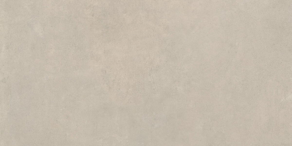 Beige betonlook vloertegel met zachte overgangen tussen licht en donker.