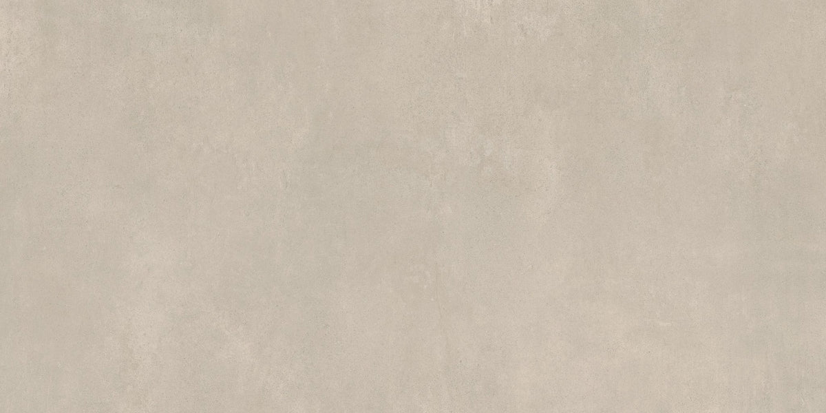 Beige betonlook vloertegel met een fijne, gevlekte structuur.