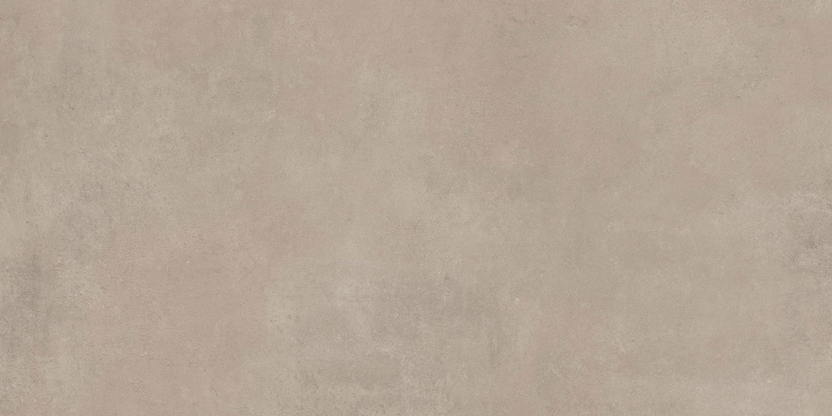 Detail van een grijsbeige betonlook vloertegel met matte, egale afwerking.