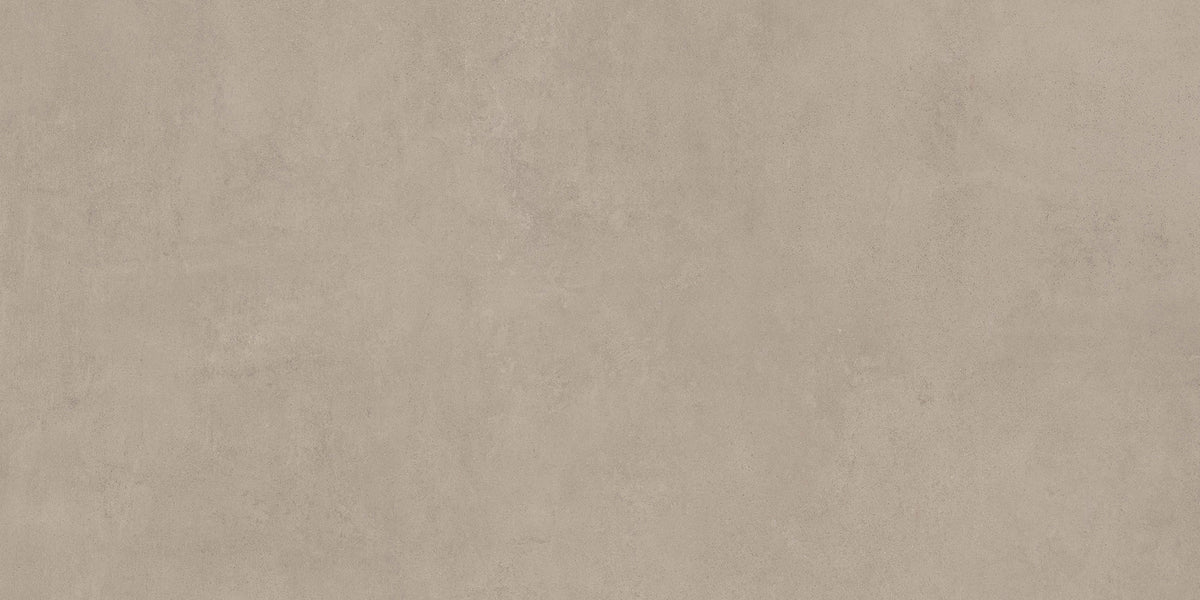 Grijsbeige betonlook vloertegel met een fijne, gevlekte structuur.